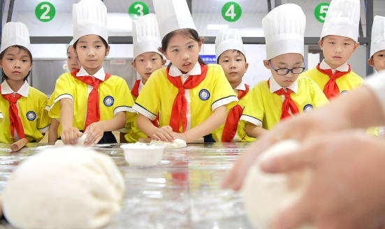 烹饪课上学擀面