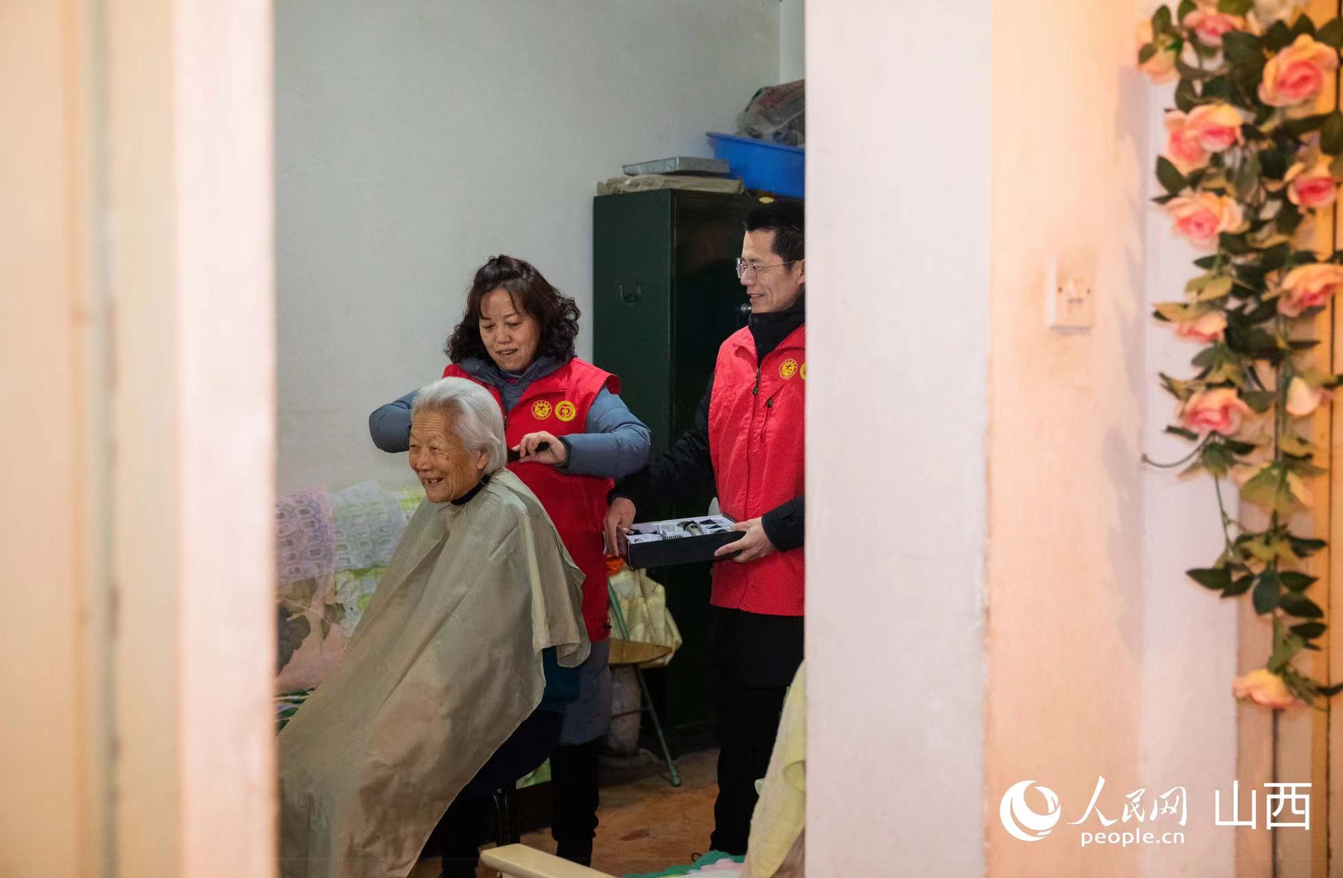 志愿者定期为老人理发。人民网记者 王帆摄