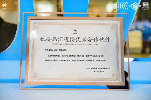 桌子上放着蓝色的卡通人物
中度可信度描述已自动生成
