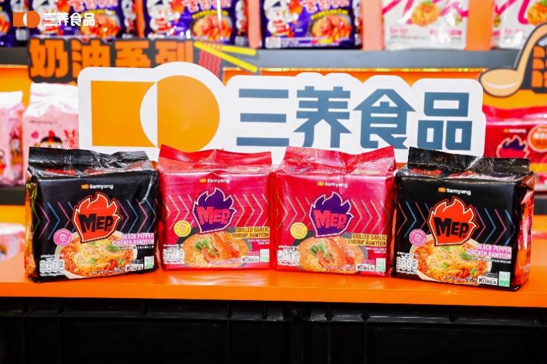 许多广告放在一起
描述已自动生成