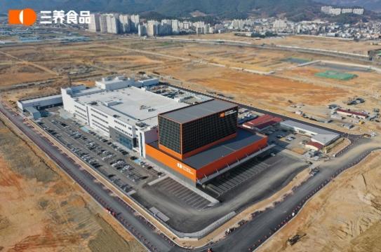 火车开在铁轨上
低可信度描述已自动生成