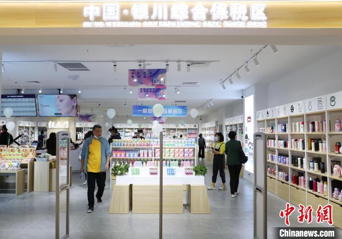市民在跨境新零售体验店内选购商品。　于晶 摄