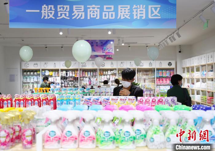 市民在跨境新零售体验店内选购商品。　于晶 摄