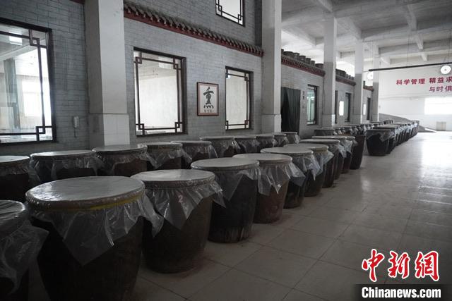 2015年，琚耀伟决定投资建设醋厂，传承当地纯手工酿醋工艺。　李玲 摄